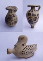 3 flaconi da profumo etruschi in ceramica dipinta a forma di papero o vasetto con collo stretto ed ampio piano di applicazione del profumo