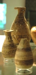 Tre piccoli vasi in ceramica dipinti trovati a Casalvento e conservati nel Museo Etrusco di Castellina in Chianti