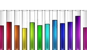 La scala cromatica di un arcobaleno è rappresentata da 12 provette in vetro borosilicato con liquidi di differente colore ed altezza