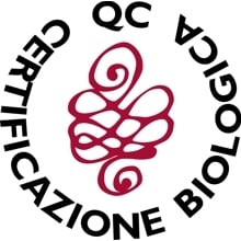 La certificazione della qualità a Casalvento ha il simbolo dell'organismo di controllo QCertificazioni: una arabesco porpora in campo bianco al centro della scritta nera: QC certificazione biologica