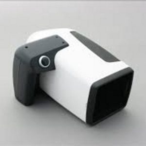 Speciale macchina fotografica per acquisizione immagini bianca con impugnatura nera su sfondo neutro chiaro per acquisizione immagini della pelle