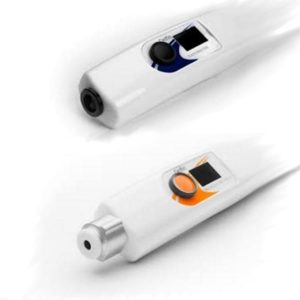 Due dispositivi DelfinTech in plastica bianca con tasto di attivazione nero ed arancione e display digitale su sfondo bianco per la misura di elasticità e traspirazione della pelle