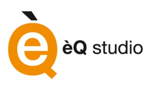 Simbolo della azienda èQ Studio con scritta nera ed arancione in campo bianco