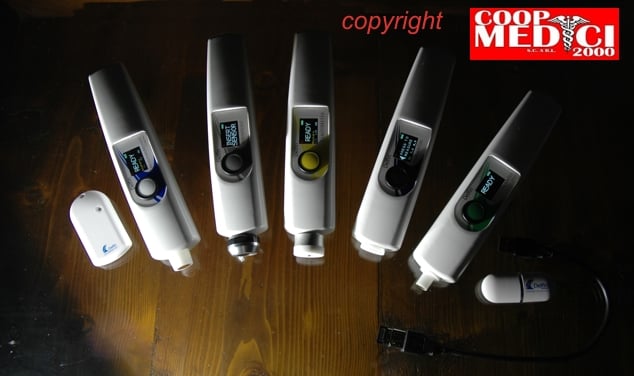 Immagine di 7 strumenti di misura marca Delfin di colore bianco su fondo di legno ed ombreggiatura nera