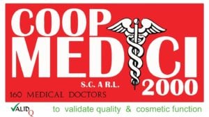 Simbolo della Coop Medici 2000 con scritta bianca su sfondo rosso e scritte pubblicitarie