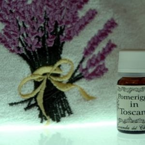 Flacone vetro farmaceutico con etichetta ed elegante mazzo di fiori di lavanda ricamato su spugna asciugamano