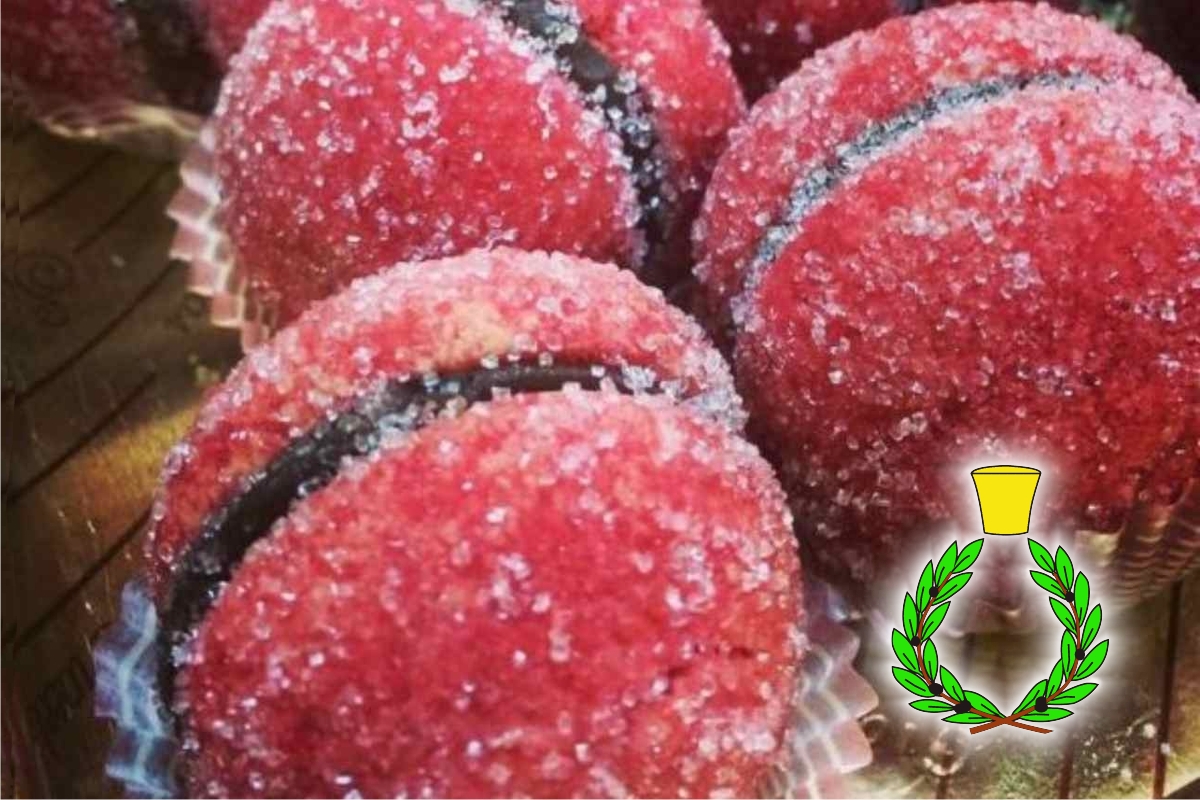 Peaches from Prato: sponge cake, Nutella, sugar grains and red Alchermes; this is the recipe of the famous peach-shaped dessert. Green and yellow symbol of Casalvento