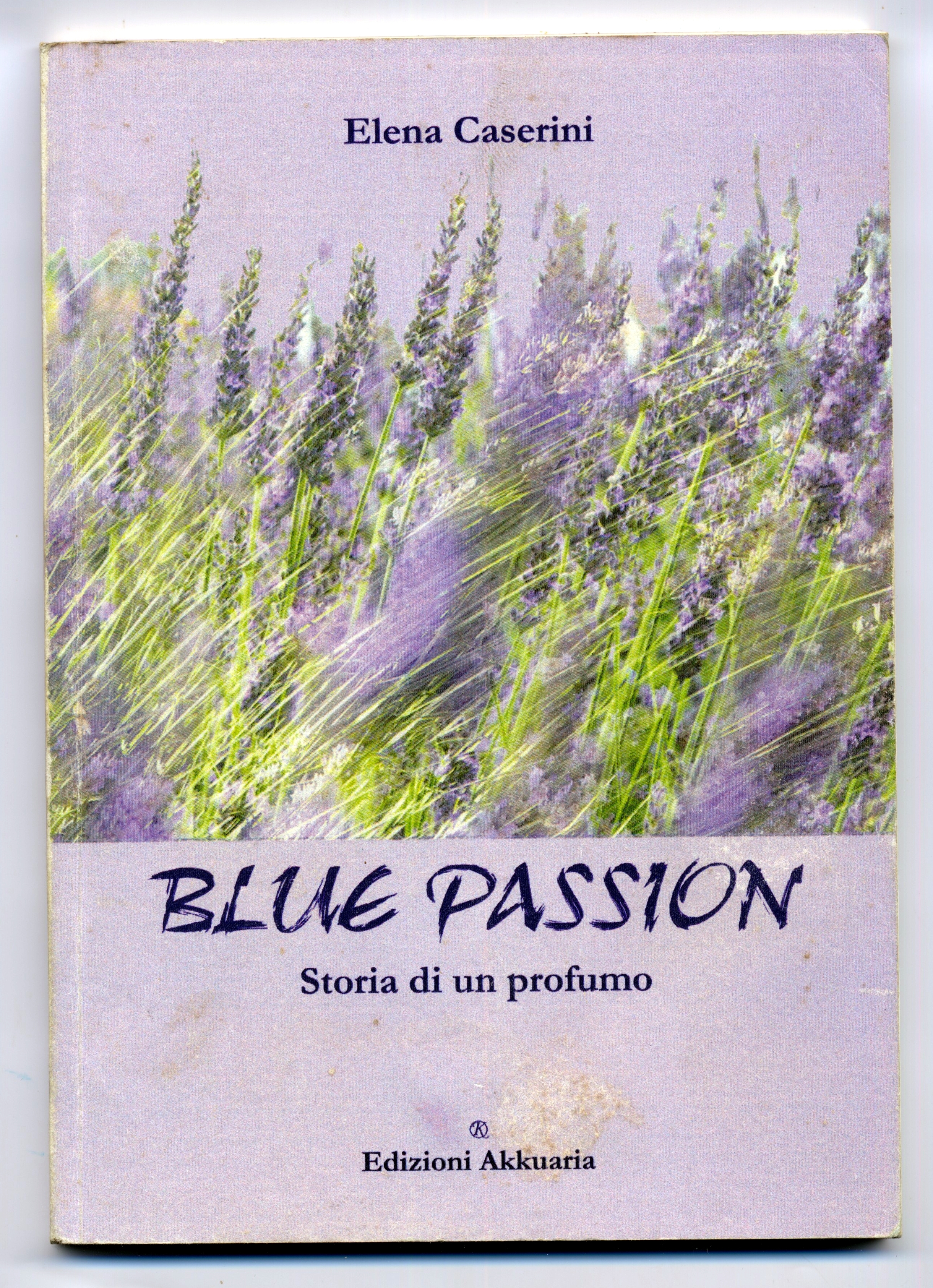 Copertina del libro di Elena Caserini Blue Passion, storia di un profumo delle edizioni Akkuaria. Storia ambientata a Casalvento dove la Lavanda del Chianti trova la sua realtà